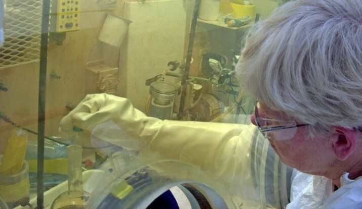 Rose Boll führt im ORNLs „Radiochemical Engineering Development Center“ die chemische Trennung und Reinigung des Berkelium-249 durch. Rose Boll führt im ORNLs „Radiochemical Engineering Development Center“ die chemische Trennung und Reinigung des Berkelium-249 durch.