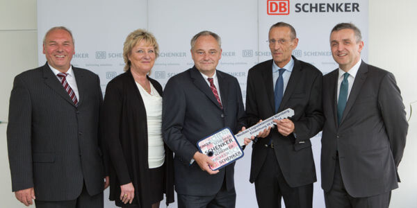 Bei der Schlüsselübergabe (v.l.): Wilfried Pfeifer, Zentrale Dienstleistungen, Leiter Baubetreuung, Schenker Deutschland; Karin Fröbel, Zentrale Dienstleistungen, Baubetreuung, Schenker Deutschland; Marc Bröcker, Leiter Zentrale Dienstleistungen, Schenker Deutschland; Konrad Braun, Leiter der Geschäftsstelle Nürnberg (Landverkehre), Schenker Deutschland; Andreas Kaltschmid, Leiter der Geschäftsstelle Nürnberg (Luft-/Seefracht), Schenker Deutschland AG. Bei der Schlüsselübergabe (v.l.): Wilfried Pfeifer, Zentrale Dienstleistungen, Leiter Baubetreuung, Schenker Deutschland; Karin Fröbel, Zentrale Dienstleistungen, Baubetreuung, Schenker Deutschland; Marc Bröcker, Leiter Zentrale Dienstleistungen, Schenker Deutschland; Konrad Braun, Leiter der Geschäftsstelle Nürnberg (Landverkehre), Schenker Deutschland; Andreas Kaltschmid, Leiter der Geschäftsstelle Nürnberg (Luft-/Seefracht), Schenker Deutschland AG.