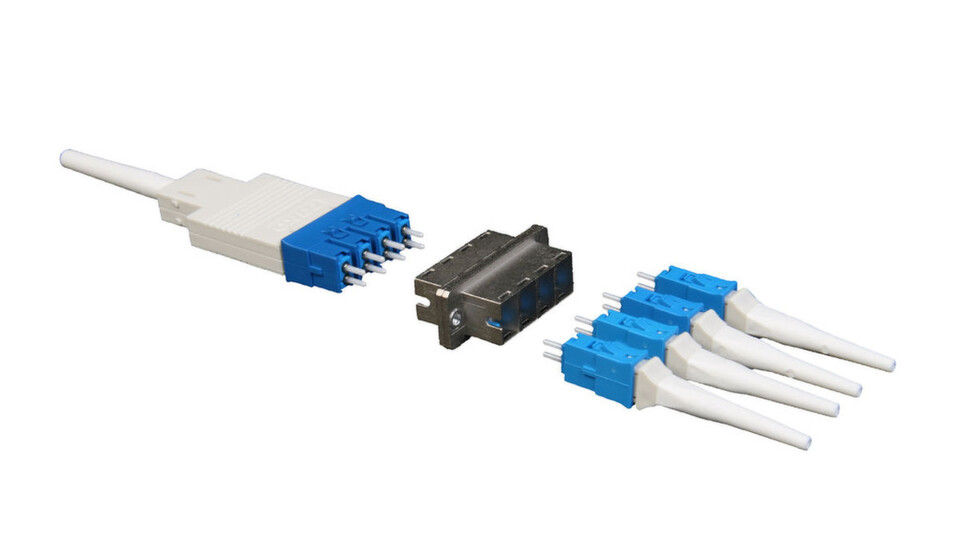Bei einem URM-Stecker der Firma Euromicron wird jede der acht Fasern einzeln in eine eigene Keramikferrule eingefügt.; URM steht für "yoU aRe Modular". Bei einem URM-Stecker der Firma Euromicron wird jede der acht Fasern einzeln in eine eigene Keramikferrule eingefügt.; URM steht für "yoU aRe Modular".