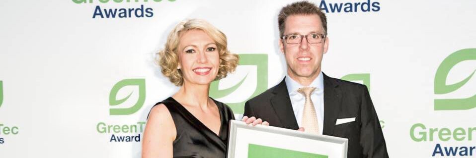 Helene Derksen-Riesen, Leiterin internationales Gebäude- und Energiemanagement, und Weidmüller Finanzvorstand Harald Vogelsang freuen sich über den GreenTec Award. Helene Derksen-Riesen, Leiterin internationales Gebäude- und Energiemanagement, und Weidmüller Finanzvorstand Harald Vogelsang freuen sich über den GreenTec Award.