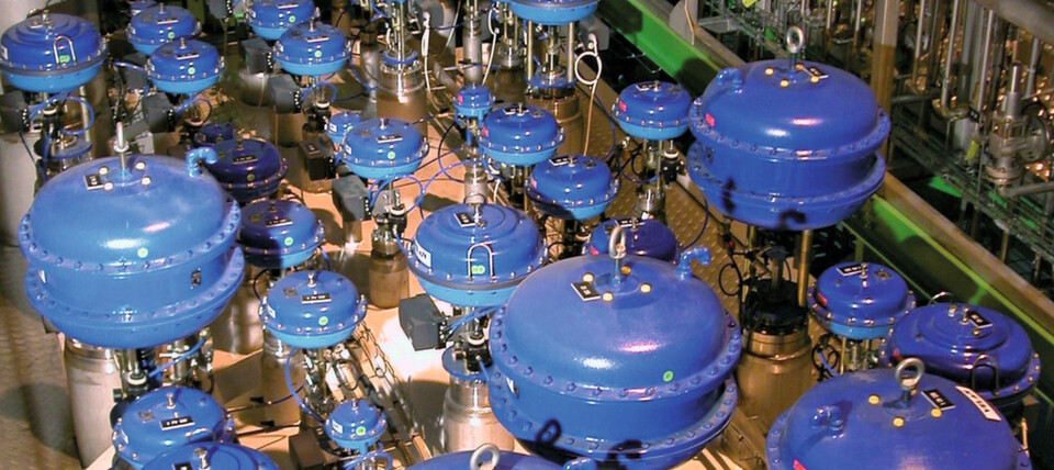 Sipart PS2 is currently the most widely used positioner for linear and part-turn actuators in a wide range of process industries. The proven all-round design has a particularly flexible stroke range and intelligent diagnostics and it communicates via Hart, Profibus PA, or Foundation Fieldbus. Sipart PS2 is currently the most widely used positioner for linear and part-turn actuators in a wide range of process industries. The proven all-round design has a particularly flexible stroke range and intelligent diagnostics and it communicates via Hart, Profibus PA, or Foundation Fieldbus.