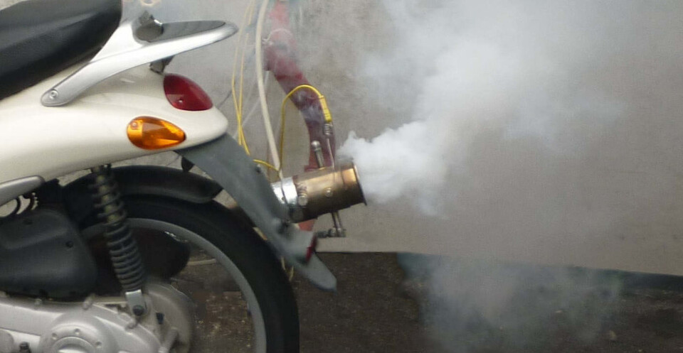 Dreckschleudern – Trotz ihrer geringen Anzahl steuern Zwei-Takt-Mopeds in vielen Städten den Grossteil der Emissionen an Feinstaub und anderen Luftschadstoffen bei. Dreckschleudern – Trotz ihrer geringen Anzahl steuern Zwei-Takt-Mopeds in vielen Städten den Grossteil der Emissionen an Feinstaub und anderen Luftschadstoffen bei.