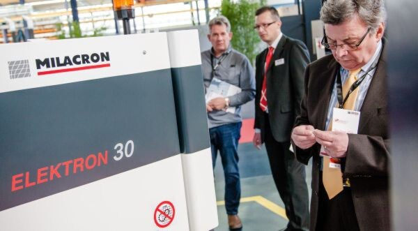 Am ersten Messetag wurden über 63 Maschinen der vollelektrischen Eelektron-Baureihe von Ferromatik Milacron bestellt. Am ersten Messetag wurden über 63 Maschinen der vollelektrischen Eelektron-Baureihe von Ferromatik Milacron bestellt.