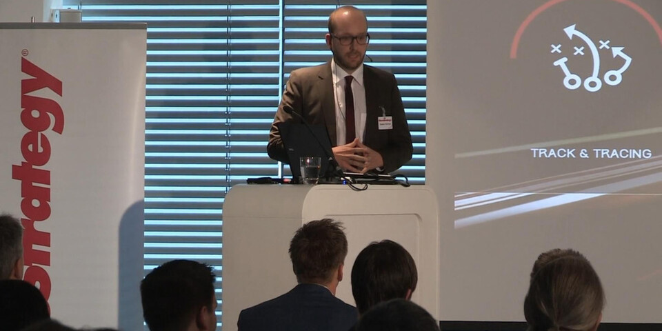 Bastian Könings von MicroStrategy zeigte, wie die Lieferkette durch eine bessere und schnellere Zusammenarbeit zwischen Händlern und Lieferanten auch mit mobilen Lösungen optimiert werden kann. Bastian Könings von MicroStrategy zeigte, wie die Lieferkette durch eine bessere und schnellere Zusammenarbeit zwischen Händlern und Lieferanten auch mit mobilen Lösungen optimiert werden kann.
