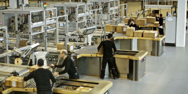 Bestseller kann flexibel auf die Gegebenheiten reagieren: Jeder Arbeitsplatz kann von einer oder auch von zwei Personen bedient werden. Bestseller kann flexibel auf die Gegebenheiten reagieren: Jeder Arbeitsplatz kann von einer oder auch von zwei Personen bedient werden.