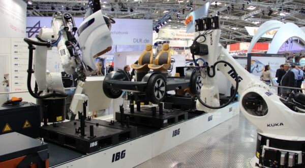 Flexible Fahrzeug-Montagezelle von IBG auf der Automatica 2014. Flexible Fahrzeug-Montagezelle von IBG auf der Automatica 2014.