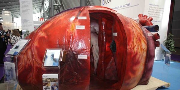 Hingucker in Halle 7. Der Elektronik-Diensteister Cicor demonstriert seine Medizintechnikkompetenz anhand eines begehbaren Herzens. Hingucker in Halle 7. Der Elektronik-Diensteister Cicor demonstriert seine Medizintechnikkompetenz anhand eines begehbaren Herzens.