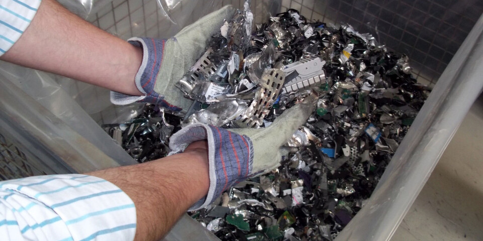 Der mobile Festplatten-Schredder von K&P Computer zerstört bis zu 15 Festplatten oder 60 Magnetbänder pro Minute. Der mobile Festplatten-Schredder von K&P Computer zerstört bis zu 15 Festplatten oder 60 Magnetbänder pro Minute.