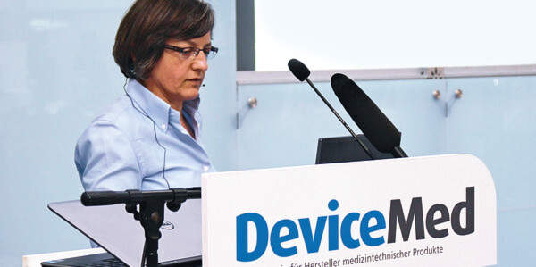 „Mit dem Vakuumverfahren können sehr saubere Prozesse realisiert und hochreine Materialien ohne unerwünschte Beiprodukte abgeschieden werden. Das ist nicht nur bei Implantaten, sondern in der Medizintechnik allgemein von großer Bedeutung“, Dr. Heidrun Klostermann, FEP Fraunhofer-Institut für Elektronenstrahl- und Plasmatechnik. „Mit dem Vakuumverfahren können sehr saubere Prozesse realisiert und hochreine Materialien ohne unerwünschte Beiprodukte abgeschieden werden. Das ist nicht nur bei Implantaten, sondern in der Medizintechnik allgemein von großer Bedeutung“, Dr. Heidrun Klostermann, FEP Fraunhofer-Institut für Elektronenstrahl- und Plasmatechnik.