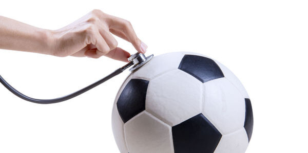 Wenn der Fußball rollt, gibt es weniger Herzinfarkte, so das Ergebnis einer aktuellen DAK-Analyse. Wenn der Fußball rollt, gibt es weniger Herzinfarkte, so das Ergebnis einer aktuellen DAK-Analyse.