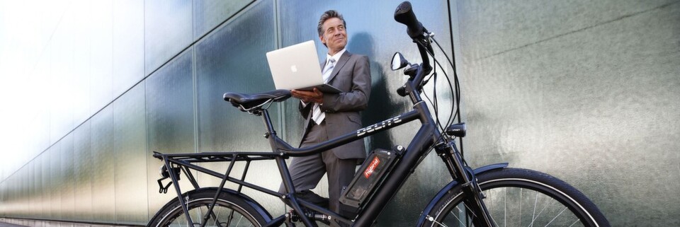 Wer mit dem E-Bike zum Termin kommt, beweist ein Gespür für die Trends der Zukunft und zeigt, dass umweltbewusste, gesunde Mobilität keineswegs Quälerei ist. Wer mit dem E-Bike zum Termin kommt, beweist ein Gespür für die Trends der Zukunft und zeigt, dass umweltbewusste, gesunde Mobilität keineswegs Quälerei ist.