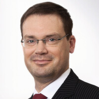 Dr. Oliver Greiner: „Zwar sind Elektroautos auch unter Berücksichtigung günstigerer Energie- und Wartungskosten weiterhin deutlich teurer als vergleichbare Verbrenner, aber der Aufschlag, den elektromobilitätsinteressierte Käufer in Kauf nehmen müssen, ist dramatisch gesunken.“ Dr. Oliver Greiner: „Zwar sind Elektroautos auch unter Berücksichtigung günstigerer Energie- und Wartungskosten weiterhin deutlich teurer als vergleichbare Verbrenner, aber der Aufschlag, den elektromobilitätsinteressierte Käufer in Kauf nehmen müssen, ist dramatisch gesunken.“
