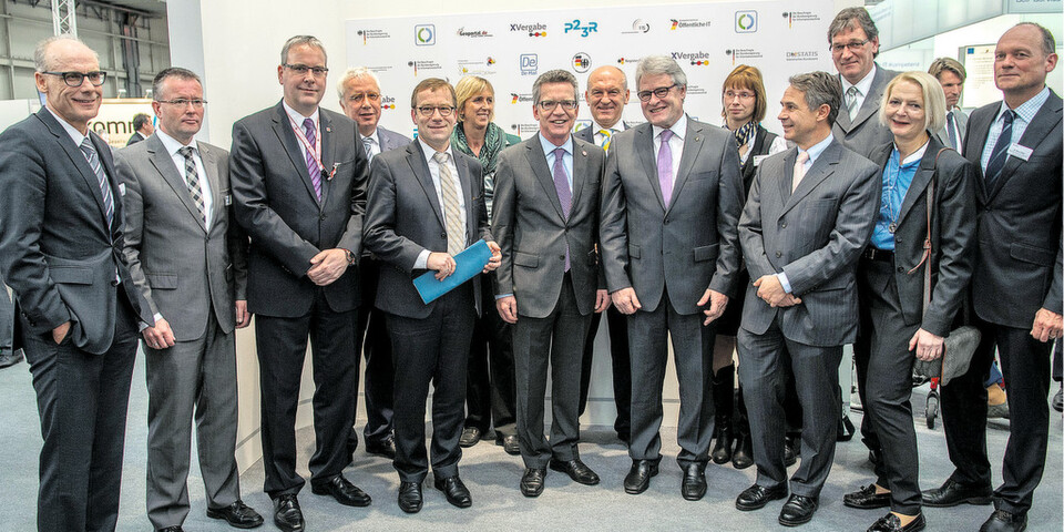 Bundesinnenminister Thomas de Maizière traf sich der CeBIT 2014 mit Vertreterinnen und Vertretern der Modellregion nPA NRW sowie weiteren Kooperationspartnern der E-Government-Initiative Bundesinnenminister Thomas de Maizière traf sich der CeBIT 2014 mit Vertreterinnen und Vertretern der Modellregion nPA NRW sowie weiteren Kooperationspartnern der E-Government-Initiative