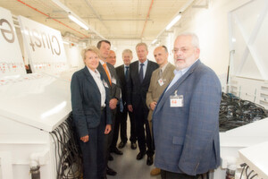 Bei der offiziellen Inbetriebnahme des VSC3“-Cluster: ( v.l.n.r.) Sabine Schindler (Uni Innsbruck), Horst Bischof (TU Graz), Karl Schwaha (Uni Wien), Josef Glößl (BOKU Wien), Minister Reinhold Mitterlehner, Johannes Fröhlich (TU Wien), Herbert Störi (TU Wien, wissenschaftlicher Projektleiter VSC) Bei der offiziellen Inbetriebnahme des VSC3“-Cluster: ( v.l.n.r.) Sabine Schindler (Uni Innsbruck), Horst Bischof (TU Graz), Karl Schwaha (Uni Wien), Josef Glößl (BOKU Wien), Minister Reinhold Mitterlehner, Johannes Fröhlich (TU Wien), Herbert Störi (TU Wien, wissenschaftlicher Projektleiter VSC)