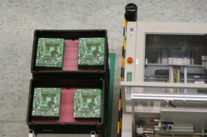 Ein Server-Mainboard kann bis zu 18 Lagen haben; hier im Bild: eine Bestückungsmaschine. Das Umrüsten der Maschinen erfolgt im laufenden Betrieb und dauert in der Regeln eine kanppe Viertelstunde. Ein Server-Mainboard kann bis zu 18 Lagen haben; hier im Bild: eine Bestückungsmaschine. Das Umrüsten der Maschinen erfolgt im laufenden Betrieb und dauert in der Regeln eine kanppe Viertelstunde.