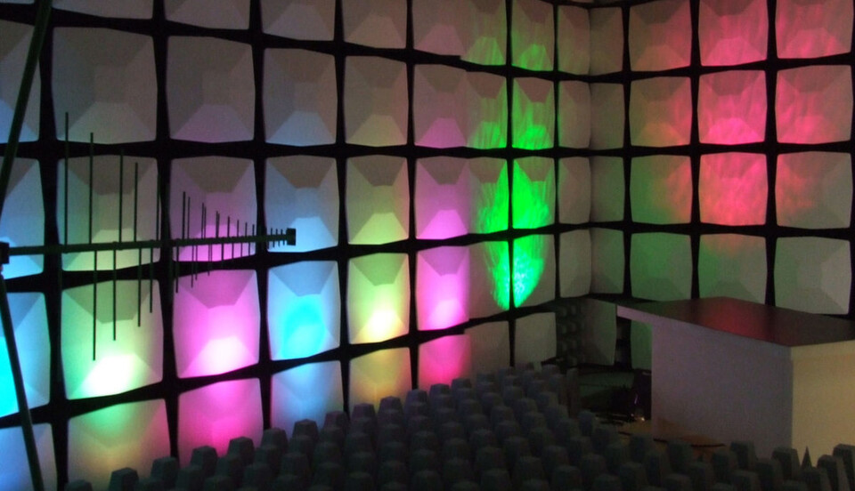 Zur Produktion in Augsburg gehören bei Fujutsu auch umfangreiche Tests, zum Beispiel auf elektromagnetische Verträglichkeit. Um Störungen ausschließen zu können, braucht es eine Absorberhalle; hier ein Bild aus einer Lichtshow in diesem Raum. Zur Produktion in Augsburg gehören bei Fujutsu auch umfangreiche Tests, zum Beispiel auf elektromagnetische Verträglichkeit. Um Störungen ausschließen zu können, braucht es eine Absorberhalle; hier ein Bild aus einer Lichtshow in diesem Raum.