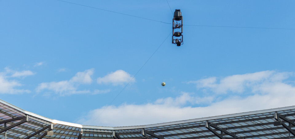 Die spidercam® Seilkameraroboter lassen sich in alle Richtungen frei bewegen. Sie bringen die Fans vor den Bildschirmen hautnah zu den Spielen. Die spidercam® Seilkameraroboter lassen sich in alle Richtungen frei bewegen. Sie bringen die Fans vor den Bildschirmen hautnah zu den Spielen.