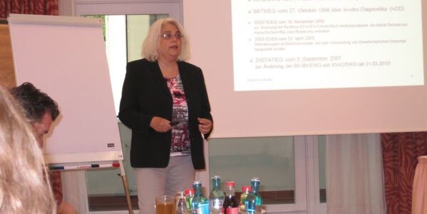 „Kombinationsprodukte sind rechtlich betrachtet entweder Medizinprodukte oder Arzneimittel, aber niemals beides“, Petra Roos-Pfeuffer, Regierungspräsidium Kassel, auf dem Medizinprodukte-Crashkurs für die Pharmabranche des Forum Instituts. „Kombinationsprodukte sind rechtlich betrachtet entweder Medizinprodukte oder Arzneimittel, aber niemals beides“, Petra Roos-Pfeuffer, Regierungspräsidium Kassel, auf dem Medizinprodukte-Crashkurs für die Pharmabranche des Forum Instituts.