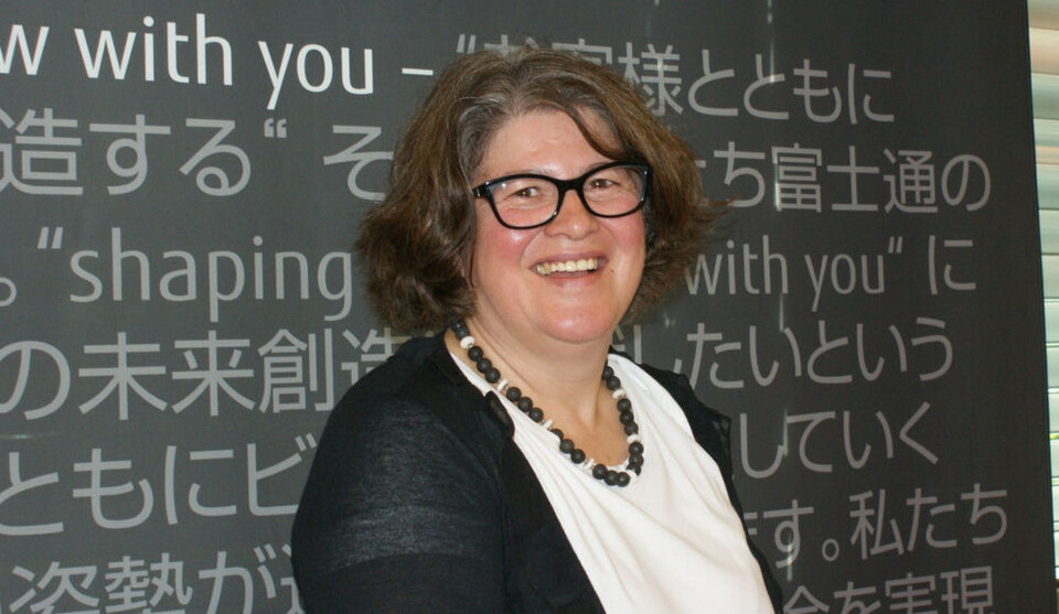 „Ich mache meinen Job von Herzen gerne“, sagt Vera Schneevoigt, Executive Vice President,Product Supply Operations Service Platform bei Fujitsu, und gehe jeden Morgen mit einem Lachen auf dem Gesicht ins Büro.“ „Ich mache meinen Job von Herzen gerne“, sagt Vera Schneevoigt, Executive Vice President,Product Supply Operations Service Platform bei Fujitsu, und gehe jeden Morgen mit einem Lachen auf dem Gesicht ins Büro.“