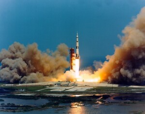 Le gigantesque lanceur Saturn V est composé de 3 étages, le principal le S-IC, le second le S-II et le troisième le S-IVB. Le premier étage utilise comme carburant du kérosène alors que les 2 autres étages fonctionnent à l'hydrogène. Le comburant reste toujours de l'oxygène liquide pour tous les étages. Le gigantesque lanceur Saturn V est composé de 3 étages, le principal le S-IC, le second le S-II et le troisième le S-IVB. Le premier étage utilise comme carburant du kérosène alors que les 2 autres étages fonctionnent à l'hydrogène. Le comburant reste toujours de l'oxygène liquide pour tous les étages.