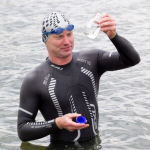 Andreas Fath ist Professor an der Hochschule Furtwangen und unterrichtet u.a. Chemische Verfahrenstechnik, Umwelttechnik sowie Physikalische Chemie und Analytik. Der Leistungssportler will in diesem Sommer den Rhein durchschwimmen und Wasserproben ziehen. Andreas Fath ist Professor an der Hochschule Furtwangen und unterrichtet u.a. Chemische Verfahrenstechnik, Umwelttechnik sowie Physikalische Chemie und Analytik. Der Leistungssportler will in diesem Sommer den Rhein durchschwimmen und Wasserproben ziehen.
