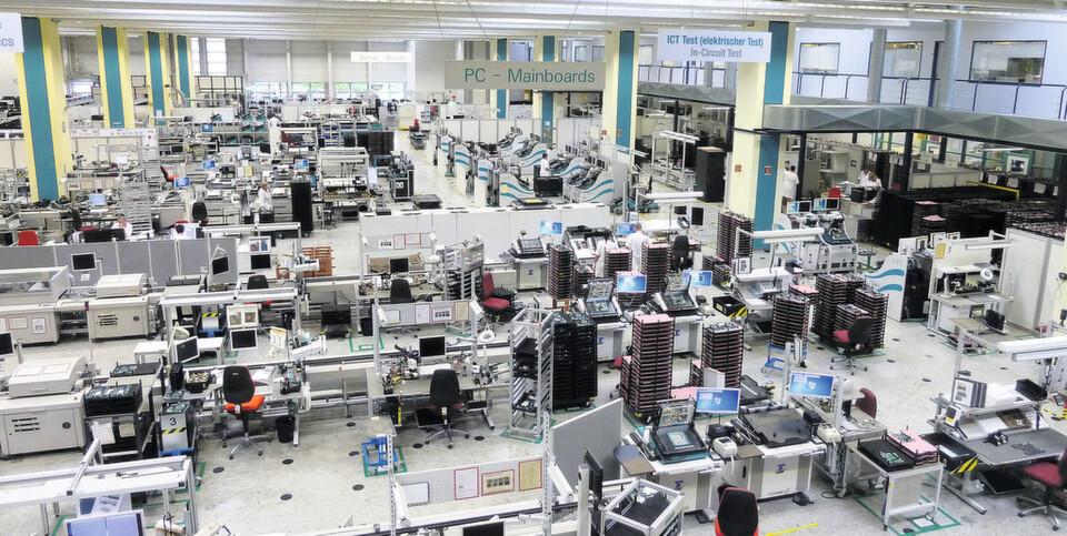 Digitale Souveränität als Wettbewerbsvorteil für den IT-Standort Deutschland – hier: Blick in die Mainboard-Fertigung des Fujitsu-Werks im bayerischen Augsburg Digitale Souveränität als Wettbewerbsvorteil für den IT-Standort Deutschland – hier: Blick in die Mainboard-Fertigung des Fujitsu-Werks im bayerischen Augsburg
