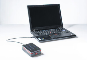 Die „NCP Secure GovNet Box“ verbindet sicher ein Client-System (Laptop) mit dem VPN-Gateway des Behördennetzes Die „NCP Secure GovNet Box“ verbindet sicher ein Client-System (Laptop) mit dem VPN-Gateway des Behördennetzes