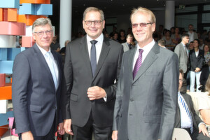 Heute ist Prof. Dr. Karl Broich als neuer Präsident des Bundesinstituts für Arzneimittel und Medizinprodukte eingeführt worden. Zu sehen sind von links: Lutz Stroppe, Staatssekretär im Bundesministerium für Gesundheit, Prof. Karl Broich und Prof. Dr. Walter Schwerdtfeger, der ehemalige Präsident des Bundesinstituts für Arzneimittel und Medizinprodukte. Heute ist Prof. Dr. Karl Broich als neuer Präsident des Bundesinstituts für Arzneimittel und Medizinprodukte eingeführt worden. Zu sehen sind von links: Lutz Stroppe, Staatssekretär im Bundesministerium für Gesundheit, Prof. Karl Broich und Prof. Dr. Walter Schwerdtfeger, der ehemalige Präsident des Bundesinstituts für Arzneimittel und Medizinprodukte.