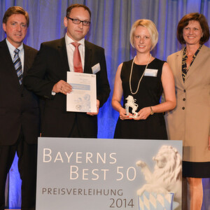 Preisverleihung „Best 50“: Prof. Dr. Thomas Edenhofer von der Jury von Bayerns Best 50, Frank und Kerstin Herzog, geschäftsführende Gesellschafter der Concept Laser GmbH, und Bayerns Wirtschaftsministerin Ilse Aigner (v.l.) Preisverleihung „Best 50“: Prof. Dr. Thomas Edenhofer von der Jury von Bayerns Best 50, Frank und Kerstin Herzog, geschäftsführende Gesellschafter der Concept Laser GmbH, und Bayerns Wirtschaftsministerin Ilse Aigner (v.l.)
