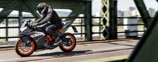 Die neue KTM RC 125 – und action. Die neue KTM RC 125 – und action.