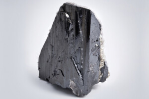 Wolframit: eines der wichtigsten Wolfram-Erze und neben Coltan, Gold und Zinnstein oftmals eines der konfliktreichsten Mineralien Wolframit: eines der wichtigsten Wolfram-Erze und neben Coltan, Gold und Zinnstein oftmals eines der konfliktreichsten Mineralien