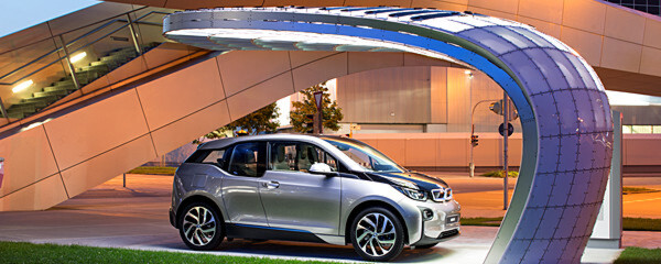 Eine Schnellladestation von ABB soll in einem Gemeinschaftsprojekt von BMW, Deutsche Bahn, Eight, RWE, der Universität Bamberg, der Bundeswehr-Uni München und der TU Dresden ab Mitte des Jahres an der BMW-Welt Elektroautos laden. Eine Schnellladestation von ABB soll in einem Gemeinschaftsprojekt von BMW, Deutsche Bahn, Eight, RWE, der Universität Bamberg, der Bundeswehr-Uni München und der TU Dresden ab Mitte des Jahres an der BMW-Welt Elektroautos laden.