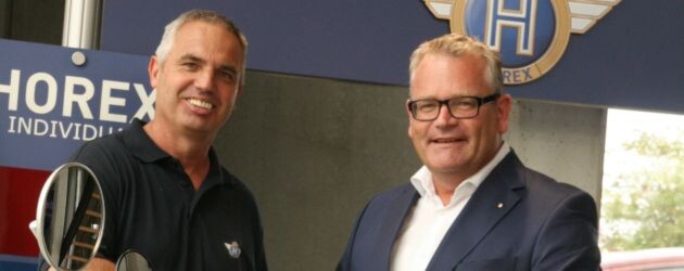 Hand drauf: Stefan Weidlich von Horex (li) und Jochen Bock, Horex und Ford Center Soest, freuen sich auf eine fruchtbare Zusammenarbeit. Hand drauf: Stefan Weidlich von Horex (li) und Jochen Bock, Horex und Ford Center Soest, freuen sich auf eine fruchtbare Zusammenarbeit.