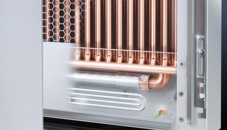Das Rittal LCP Hybrid wird als Rücktür am Serverschrank angebracht. Das Rittal LCP Hybrid wird als Rücktür am Serverschrank angebracht.