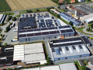 Selbst wenn die externe Stromversorgung zusammenbricht, ist das Rechenzentrum von Wortmann über Photovoltaik und Hochleistungs-Batterien zusätzlich abgesichert. Selbst wenn die externe Stromversorgung zusammenbricht, ist das Rechenzentrum von Wortmann über Photovoltaik und Hochleistungs-Batterien zusätzlich abgesichert.