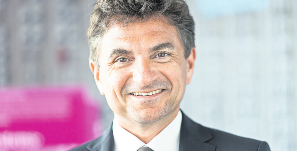 Dr. Ferri Abolhassan ist Geschäftsführer der T-Systems International, promovierter Informatiker sowie Autor und Herausgeber zahlreicher Publikationen Dr. Ferri Abolhassan ist Geschäftsführer der T-Systems International, promovierter Informatiker sowie Autor und Herausgeber zahlreicher Publikationen