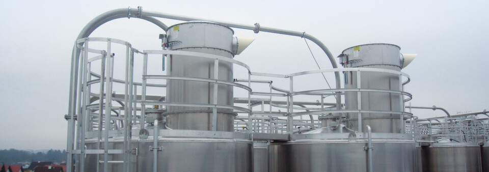 Bild 2: zeigt die Außenrundsilos mit pneumatischer Förderleitung (Bild: IMG2789.jpg) Bild 2: zeigt die Außenrundsilos mit pneumatischer Förderleitung (Bild: IMG2789.jpg)