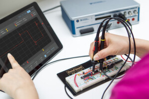 Mit der App VirtualBench von National Instruments kann ein Universalmessgerät über WLAN gesteuert und visualisiert werden. Mit der App VirtualBench von National Instruments kann ein Universalmessgerät über WLAN gesteuert und visualisiert werden.