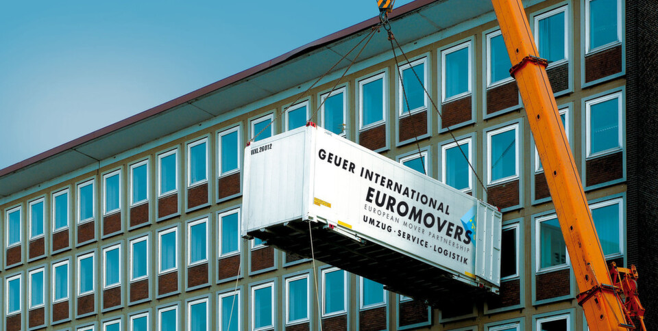 Abb. 3: Verladen der Container per Kran Abb. 3: Verladen der Container per Kran