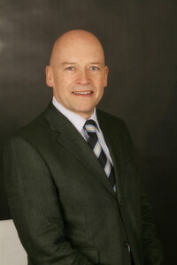 Herbert Heupke ist seit mehr als 30 Jahren im Vertrieb von Hightech-Investitionsgütern für mittlere und große Unternehmen tätig. Er hat alle Stationen des Vertriebs durchlaufen, war Sales Manager, Key-Account-Manager, Vertriebsleiter und Geschäftsführer. Er hat nationale und internationale Vertriebsorganisationen aufgebaut und geführt. Heute arbeitet er als selbstständiger Vertriebsberater. Herbert Heupke ist Autor des Buches „Wertorientiert verkaufen. Wie Sie den Entscheidungszyklus Ihres Kunden optimal steuern“. Herbert Heupke ist seit mehr als 30 Jahren im Vertrieb von Hightech-Investitionsgütern für mittlere und große Unternehmen tätig. Er hat alle Stationen des Vertriebs durchlaufen, war Sales Manager, Key-Account-Manager, Vertriebsleiter und Geschäftsführer. Er hat nationale und internationale Vertriebsorganisationen aufgebaut und geführt. Heute arbeitet er als selbstständiger Vertriebsberater. Herbert Heupke ist Autor des Buches „Wertorientiert verkaufen. Wie Sie den Entscheidungszyklus Ihres Kunden optimal steuern“.