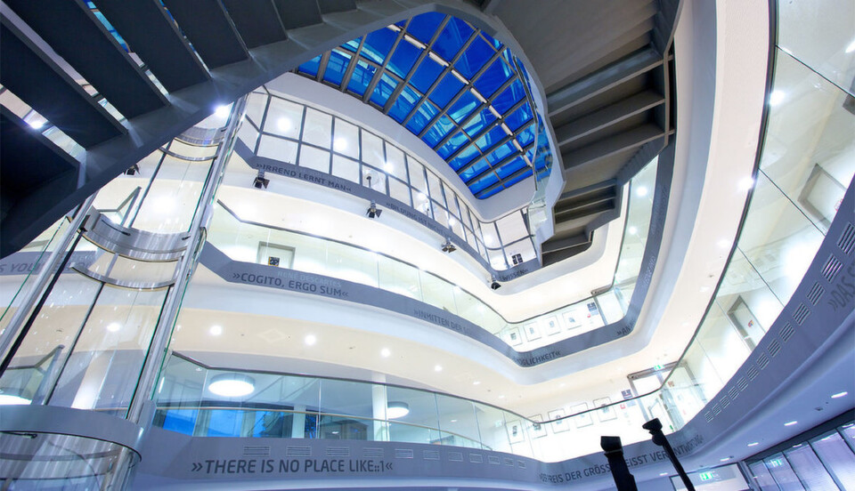 Im Foyer des Hauptgebäudes II des Hasso-Plattner-Instituts Im Foyer des Hauptgebäudes II des Hasso-Plattner-Instituts