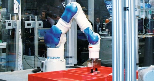 Ein Sieben-Achs-Roboter Motoman SIA10F von Yaskawa verdeutlicht die Möglichkeiten der Open-Source-Software ROS im Robotikbereich. Ein Sieben-Achs-Roboter Motoman SIA10F von Yaskawa verdeutlicht die Möglichkeiten der Open-Source-Software ROS im Robotikbereich.