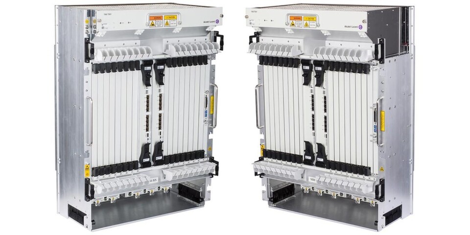 Die 100G/200G-DWDM-Karte wird in den 1830 Photonic Service Switch (PSS) von Alcatel-Lucent eingeschoben. Die 100G/200G-DWDM-Karte wird in den 1830 Photonic Service Switch (PSS) von Alcatel-Lucent eingeschoben.