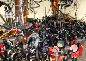 Bild 2: Mit diese Atomfallenapparatur wurden die Experimente in Saarbrücken durchgeführt Bild 2: Mit diese Atomfallenapparatur wurden die Experimente in Saarbrücken durchgeführt