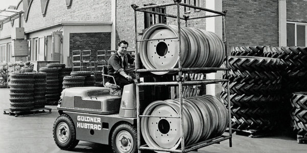 Hubtrac: 1959 wurde auf der Hannover-Messe der erste Linde-Stapler mit Hydrostatik und Doppelpedalsteuerung präsentiert. Hubtrac: 1959 wurde auf der Hannover-Messe der erste Linde-Stapler mit Hydrostatik und Doppelpedalsteuerung präsentiert.