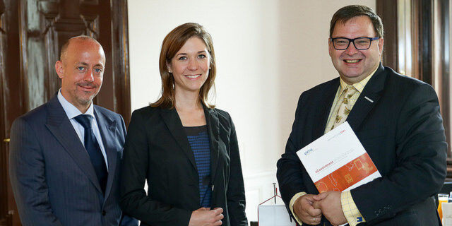 Lena-Sophie Müller (Geschäftsführerin der Initiative D21), Philipp Müller (Director Public Affairs bei CSC) und Christian Rupp (Sprecher der Plattform Digitales Österreich) bei der Präsentation der Ergebnisse in Wien Lena-Sophie Müller (Geschäftsführerin der Initiative D21), Philipp Müller (Director Public Affairs bei CSC) und Christian Rupp (Sprecher der Plattform Digitales Österreich) bei der Präsentation der Ergebnisse in Wien