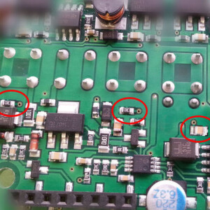 Nachher: Die Platzierung der SMT-Bauteile wurde so angepasst, dass ausreichend Platz für die maschinelle Lötung der THT-Pins vorhanden ist. Nachher: Die Platzierung der SMT-Bauteile wurde so angepasst, dass ausreichend Platz für die maschinelle Lötung der THT-Pins vorhanden ist.