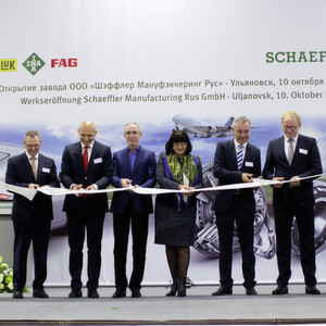 Durchschneiden des Bandes. Von links nach rechts: Dietmar Heinrich, CEO Schaeffler Region Europa; Mikhail Volkov, Generaldirektor "Schaeffler Manufacturing Rus"; Sergej Morozov, Gouverneur des Gebiets Uljanovsk; Marina Bespalova, Stadtbürgermeisterin Uljanovsk; Norbert Indlekofer, CEO Schaeffler Automotive; Prof. Dr. Rainer Lindner, Geschäftsführer des Ost-Ausschusses der Deutschen Wirtschaft. Durchschneiden des Bandes. Von links nach rechts: Dietmar Heinrich, CEO Schaeffler Region Europa; Mikhail Volkov, Generaldirektor "Schaeffler Manufacturing Rus"; Sergej Morozov, Gouverneur des Gebiets Uljanovsk; Marina Bespalova, Stadtbürgermeisterin Uljanovsk; Norbert Indlekofer, CEO Schaeffler Automotive; Prof. Dr. Rainer Lindner, Geschäftsführer des Ost-Ausschusses der Deutschen Wirtschaft.