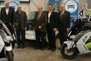 Neue BMW-E-Roller: (v. li.) Roland Velten (BMW), Karl Burghart (stellv. Obermeister), Hans Medele (Obermeister), Thomas Bauer (BMW) und Wilhelm Bairlein (stellv. Obermeister). Neue BMW-E-Roller: (v. li.) Roland Velten (BMW), Karl Burghart (stellv. Obermeister), Hans Medele (Obermeister), Thomas Bauer (BMW) und Wilhelm Bairlein (stellv. Obermeister).