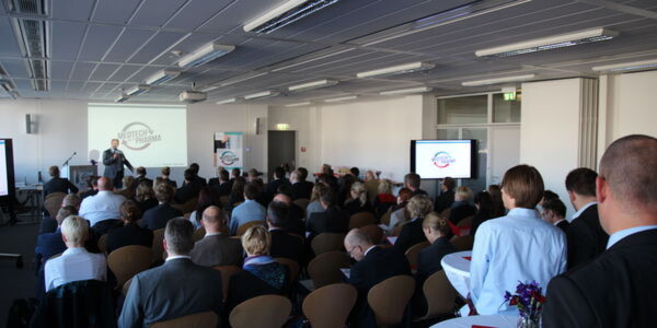Gut gefüllter Vortragssaal. Fast 100 Teilnehmer sind zum „1. Fachsymposium Medtech meets Pharma“ bei Vogel Business Media in Würzburg gekommen. Gut gefüllter Vortragssaal. Fast 100 Teilnehmer sind zum „1. Fachsymposium Medtech meets Pharma“ bei Vogel Business Media in Würzburg gekommen.